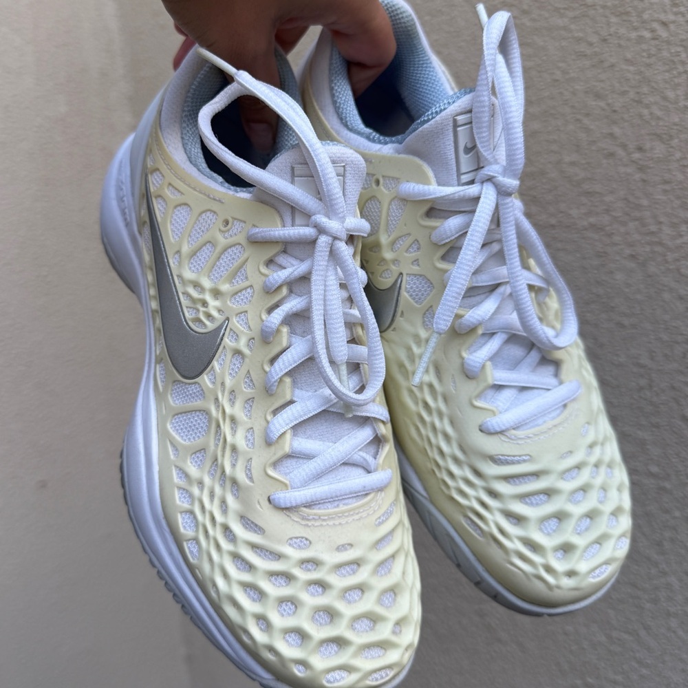 Butter yellow Nike Zoom tennis shoes (size 7.5) - Picture 4 of 4